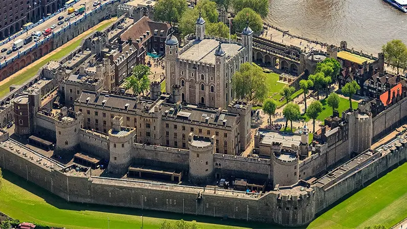 10 Creepy Facts About Popular Tourist Attractions